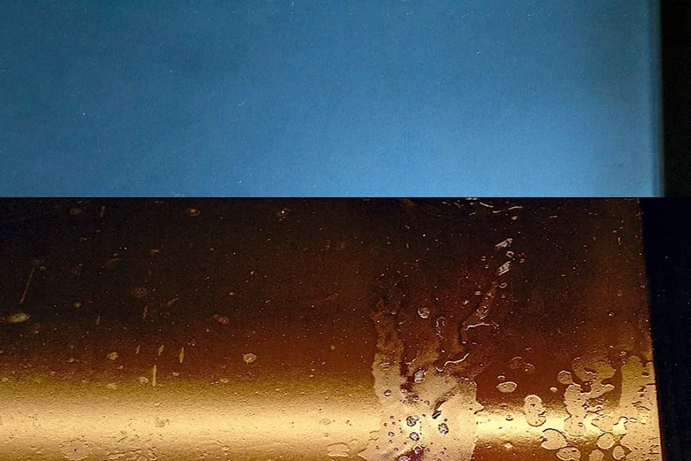 Teglie di ferro blu a confronto: sopra, la teglia di ferro blu prima della bruciatura e del trattamento; sotto, la medesima teglia dopo la bruciatura con olio alimentare. Sono teglie indispensabili per ottenere ottimi risultati con pizze e focacce, degne di un vero personal chef a domicilio.