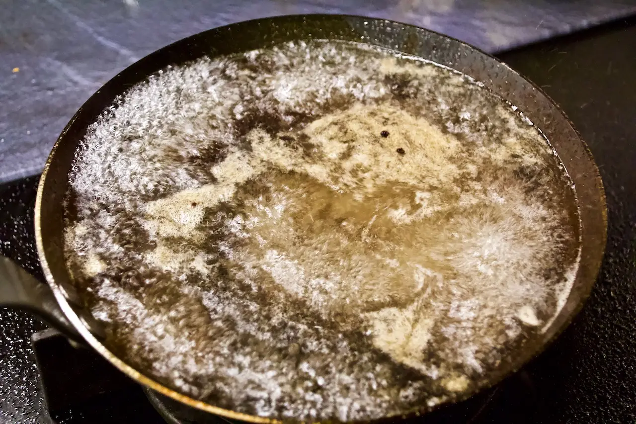 La manutenzione e pulizia di una padella di ferro lionese dopo l'uso (e dopo averla da tempo condizionata): si usa acqua bollente e detergenti pochissimo aggressivi, se si vuole mantenere nel tempo l'amica più fidata di un personal chef. Non solo in Lombardia.